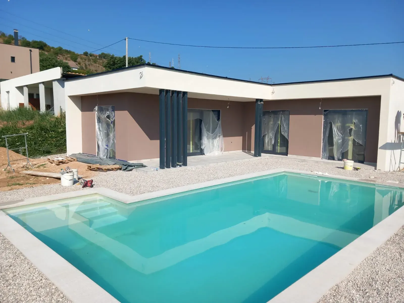 Vila Inna, Buna — tijekom izvedbe